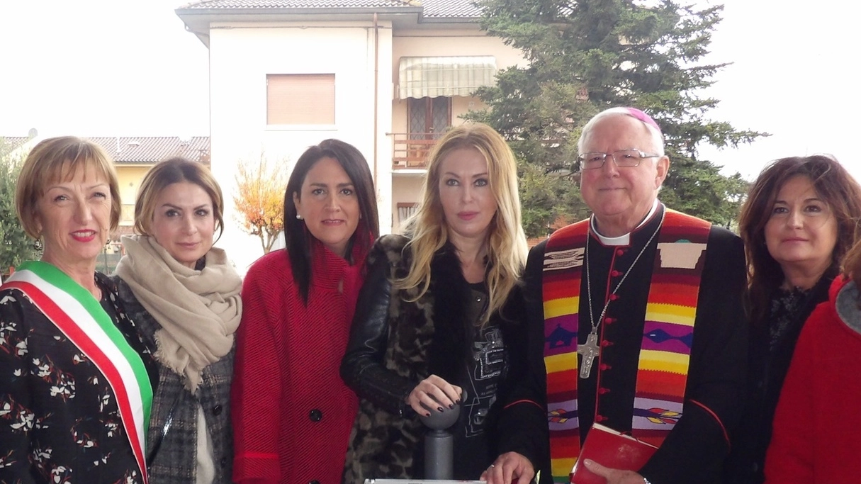 Roberta Bruzzone, il vescovo Roberto Filippini e gli altri partecipanti all’incontro