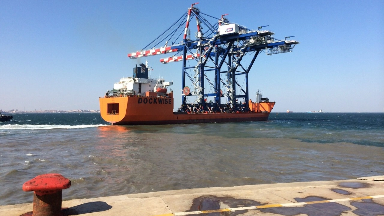 La nave subito dopo la partenza da un porto cinese, una settimana fa: è diretta alla Spezia