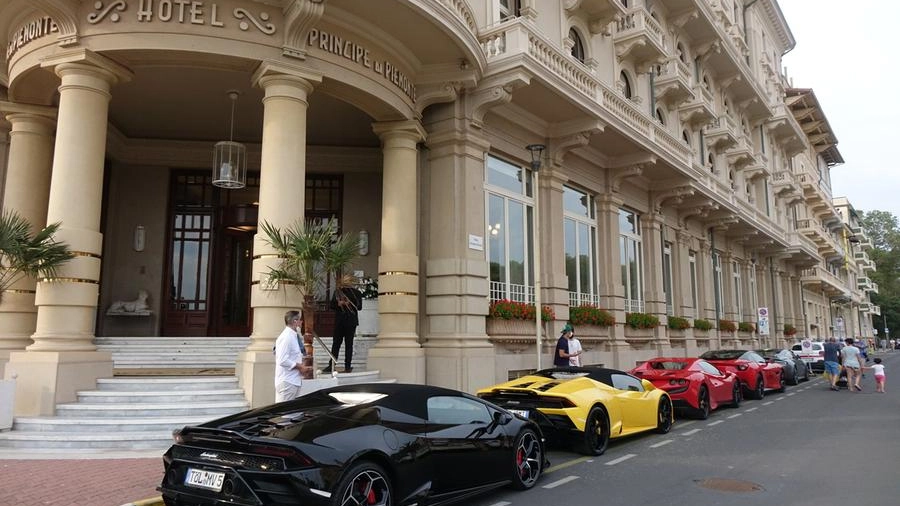 Una fila di Lamborghini e Ferrari accanto al Grand Hotel Principe di Piemonte a Viareggio