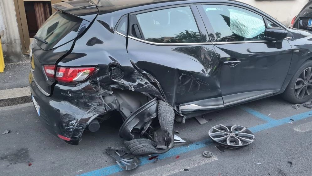 Una delle auto danneggiate Una delle auto danneggiate