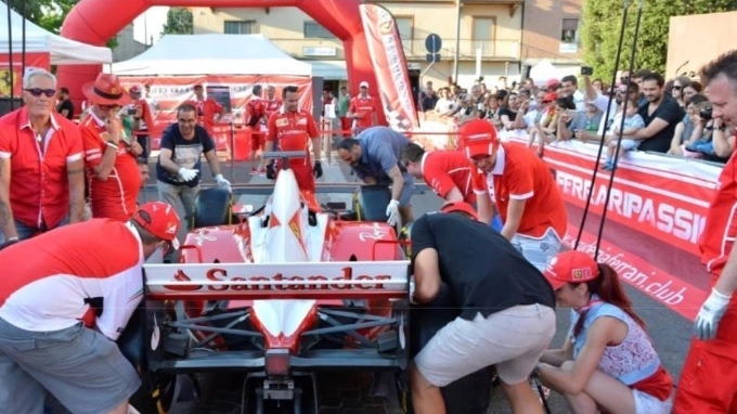 La simulazione  di un pit stop con una Ferrari. In città arriveranno  i meccanici  di Maranello 