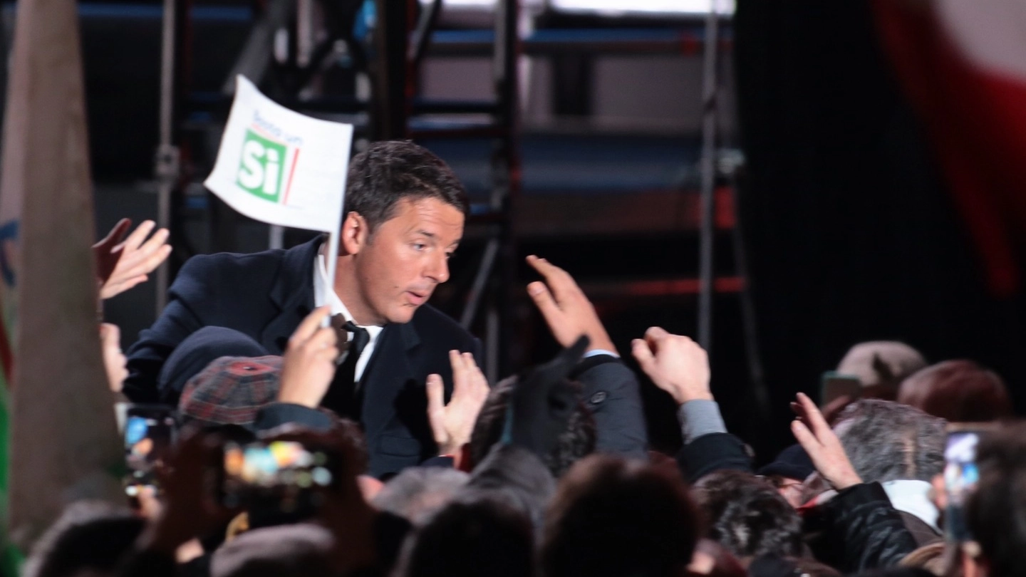 Renzi in piazza della Signoria nel discorso conclusivo della campagna referendaria