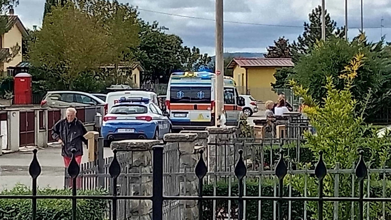 L'intervento di un'ambulanza e della polizia a Patrignano (Foto Falsetti) L'intervento di un'ambulanza e della polizia a Patrignano (Foto Falsetti)