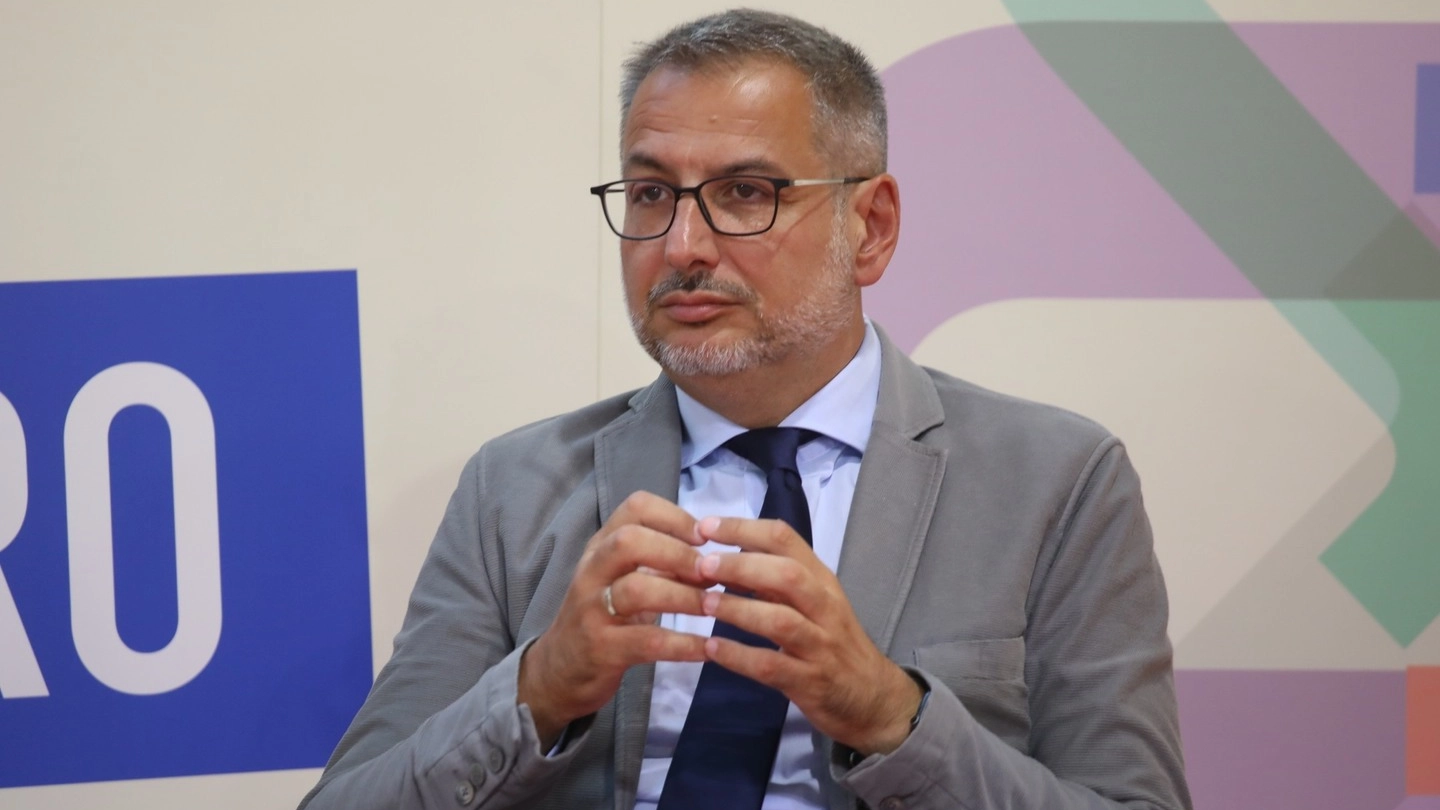 Carlo Cacciamani, laureato in fisica, climatologo, meteorologo e docente universitario, è direttore di ItaliaMeteo, l’Agenzia civile per la meteorologia e la climatologia Carlo Cacciamani, laureato in fisica, climatologo, meteorologo e docente universitario, è direttore di ItaliaMeteo, l’Agenzia civile per la meteorologia e la climatologia
