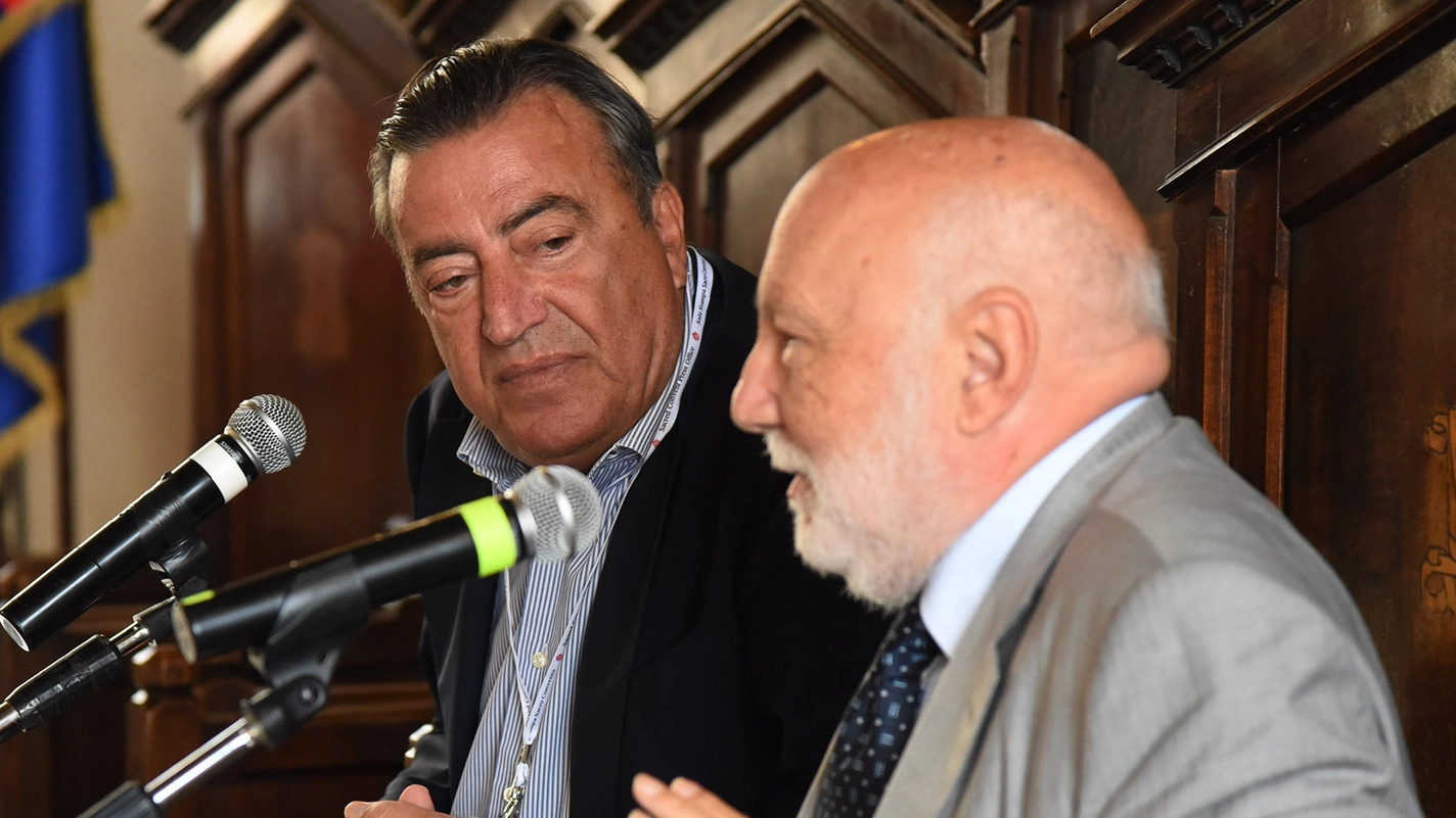 Domenico De Masi e Francesco Carrassi (direttore de La Nazione) ad Assisi: dialogo sull’«Economia del dono» 