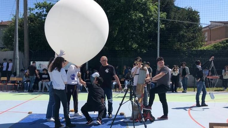 Gli studenti dei licei lunigianesi durante la fase di lancio della sonda Gli studenti dei licei lunigianesi durante la fase di lancio della sonda