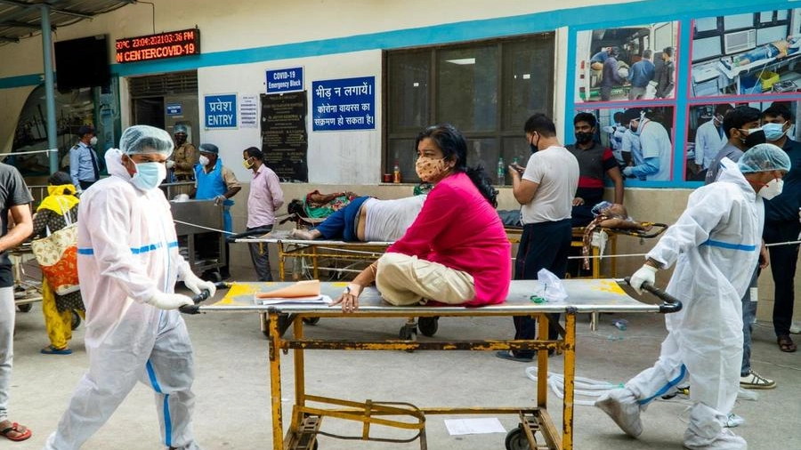 Covid, pazienti trasportati in ospedale in India (Asa)