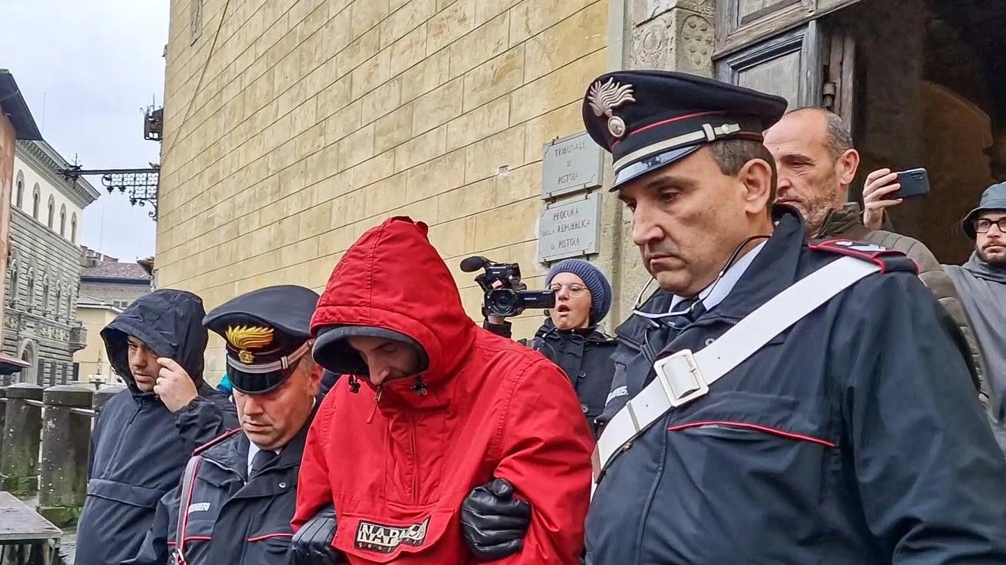 Uccise il padre e gli dette fuoco. Due famiglie chiedono la verità Uccise il padre e gli dette fuoco. Due famiglie chiedono la verità