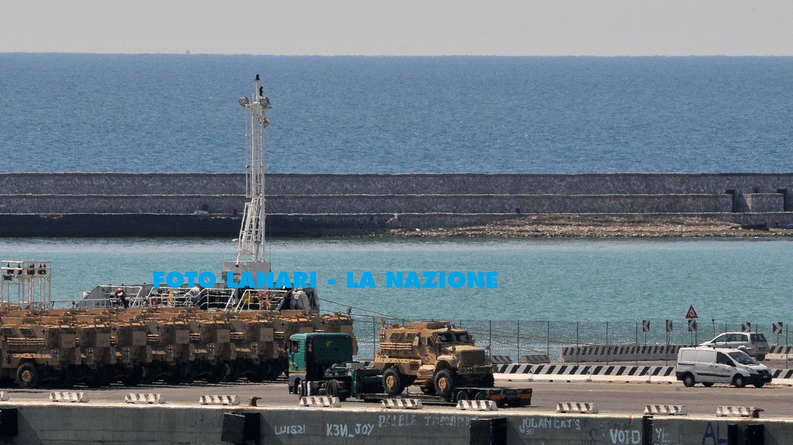 Alcuni dei mezzi militari al porto (Foto Lanari)
