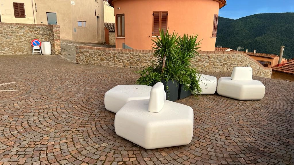 I sedili della discordia "Panchine riposizionate Ma nessuno le vuole" I sedili della discordia "Panchine riposizionate Ma nessuno le vuole"