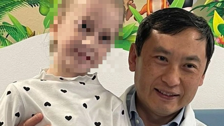 Aimisei, 6 anni, insieme al dottor Vitali Pak che ha guidato l’operazione