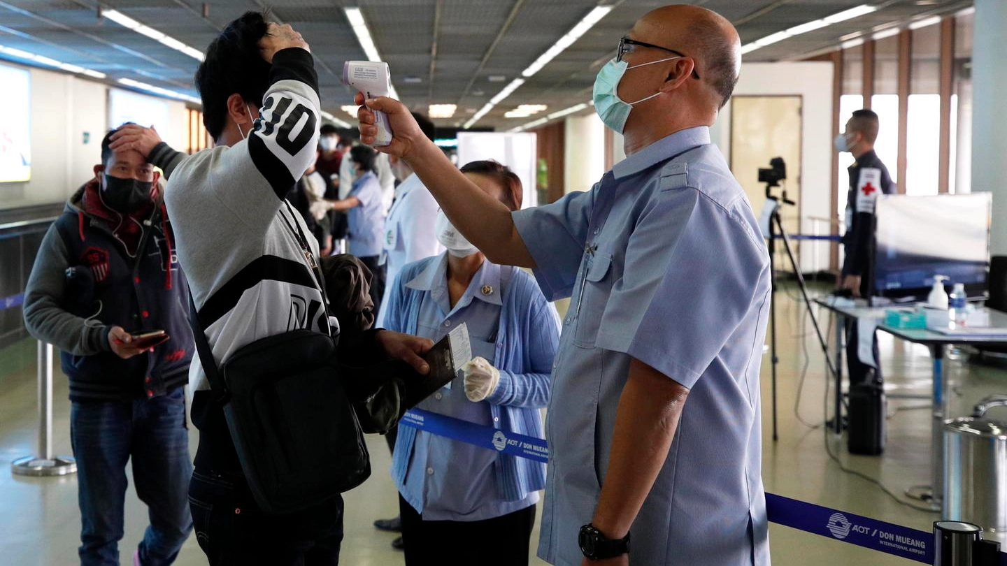 Coronavirus, controlli in aeroporto a Bangkok (Ansa)