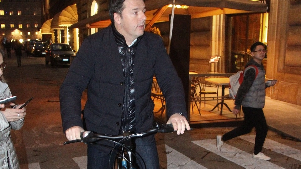Matteo Renzi esce da Palazzo Vecchio in bici (foto Umberto Visintini/New Pressphoto)