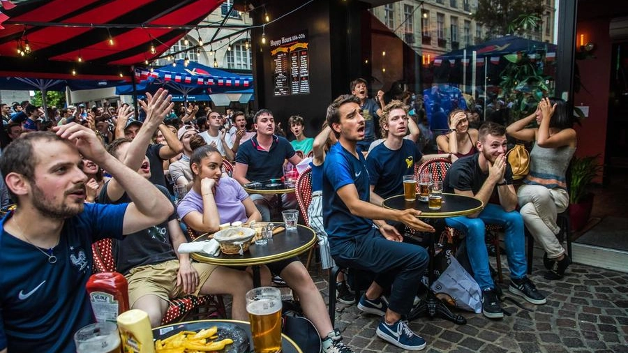 Tifosi francesi guardano gli Europei. In Francia mascherina non più obbligatoria