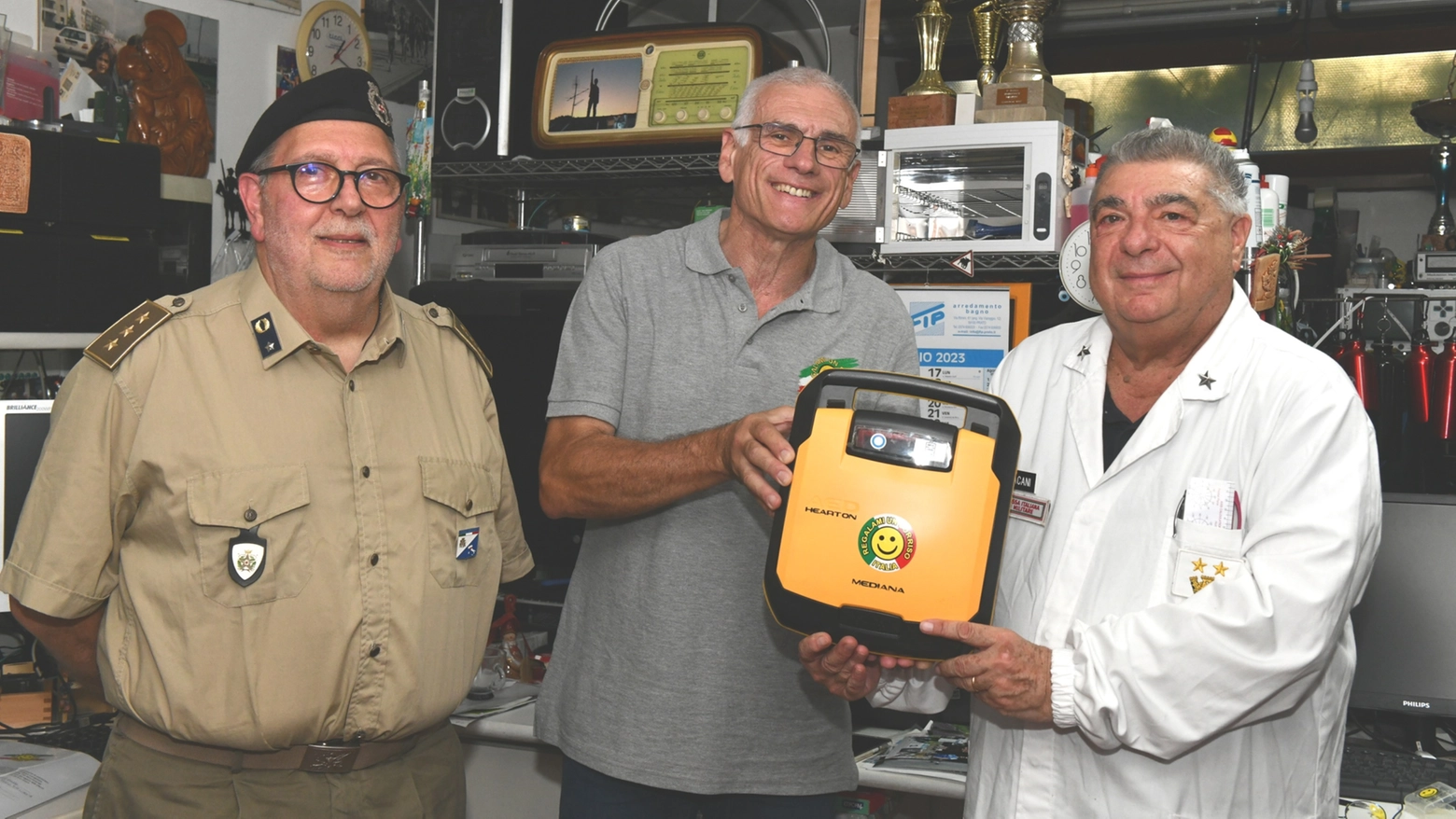 Piero Giacomelli (al centro) consegna il 180° defibrillatore donato da "Regalami un sorriso"
