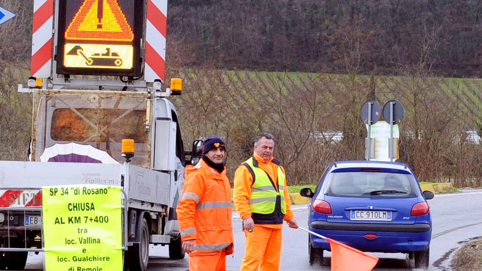 Cantiere aperto in via di Rosano Lunghe code a tutte le ore E studenti in ritardo ogni mattina Cantiere aperto in via di Rosano Lunghe code a tutte le ore E studenti in ritardo ogni mattina