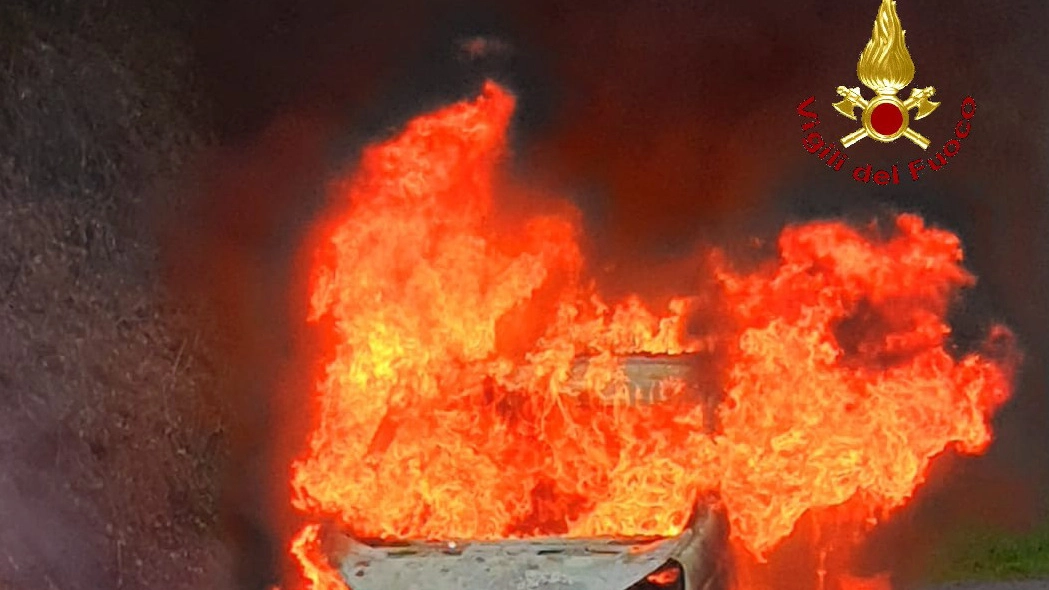 Grosseto, furgone a fuoco sulla provinciale Scansanese