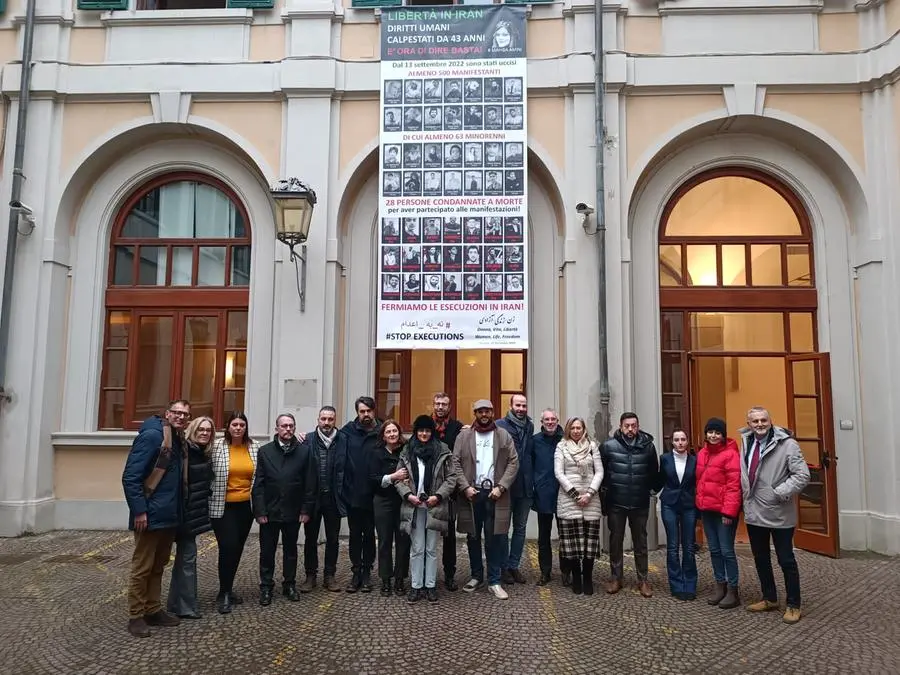 Iran: al Palazzo del Pegaso uno striscione con volti e nomi dei condannati a morte