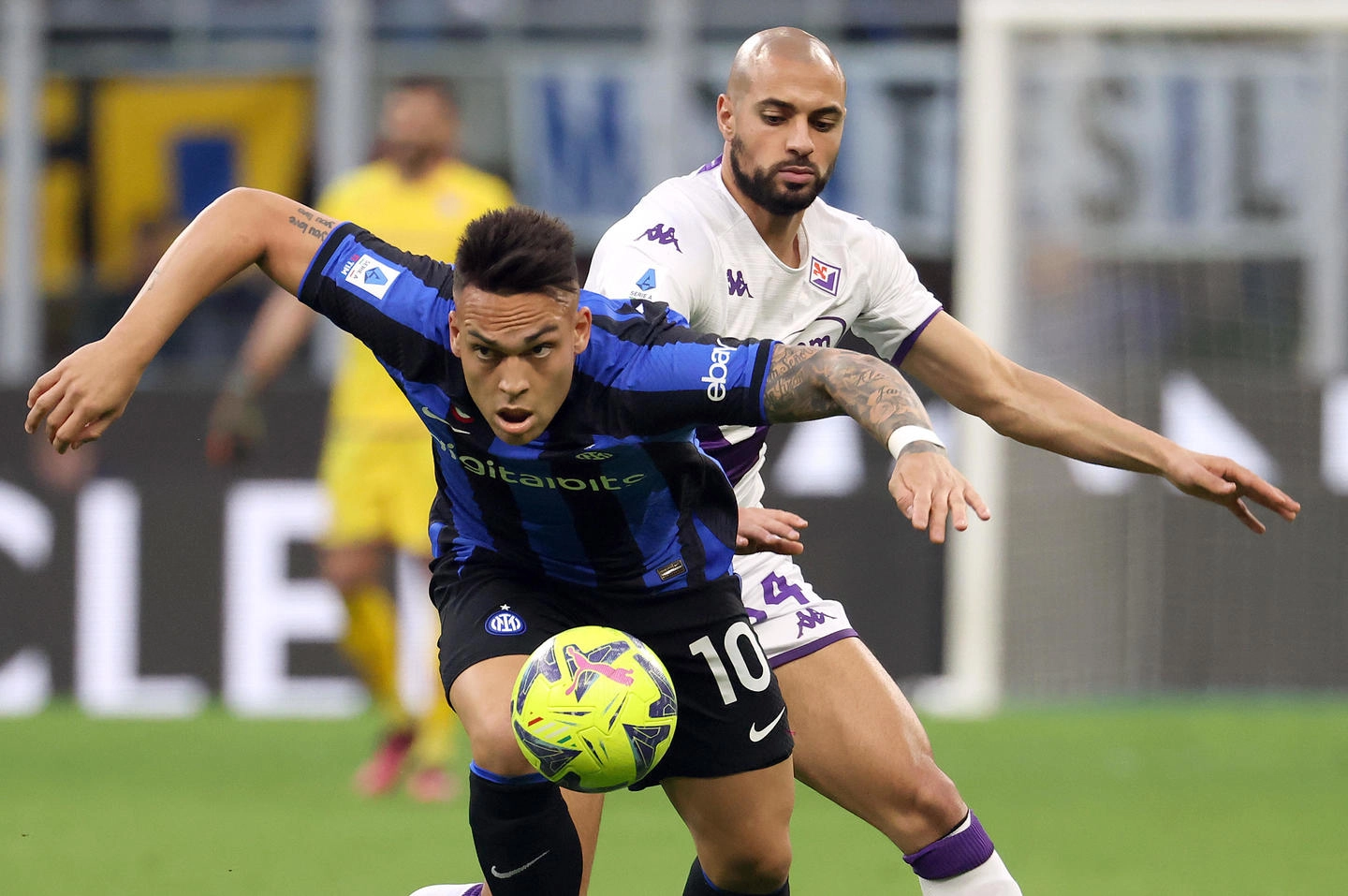 Inter Milan�s Lautaro Martinez (L)  challenges for the ball  Fiorentina�s Sofyan Amrabat during the Italian serie A soccer match between Fc Inter  and Fiorentina Giuseppe Meazza stadium in Milan, 1 April  2023.ANSA / MATTEO BAZZI