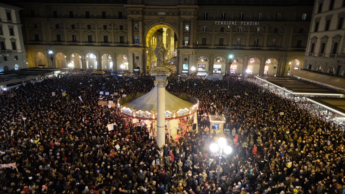 La folla in piazza della Repubblica (Cabras / New Press Photo)