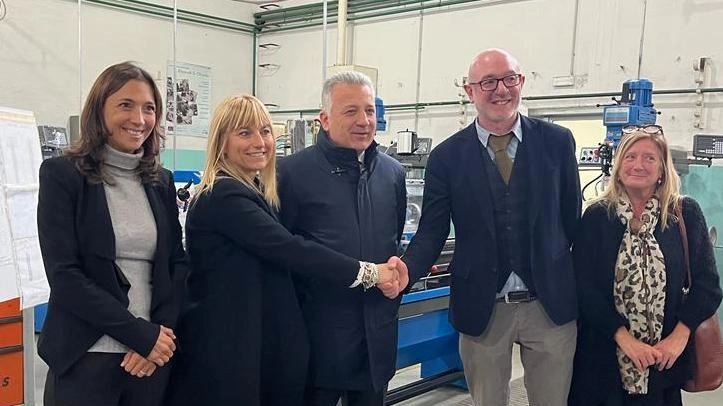 "Lezioni troppo teoriche". Un patto scuola-industria "Lezioni troppo teoriche". Un patto scuola-industria