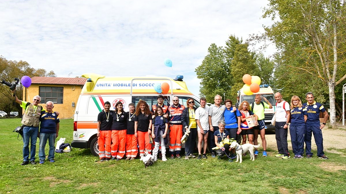Foto di gruppo davanti all'ambulanza (foto Regalami un sorriso onlus)