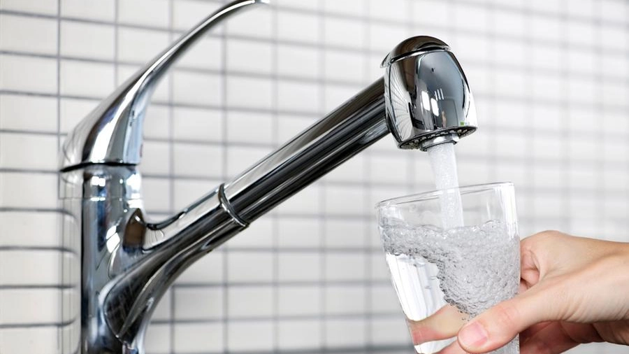 Acqua, in Toscana ora la tariffa è pro capite. "Risparmio solo per famiglie numerose"