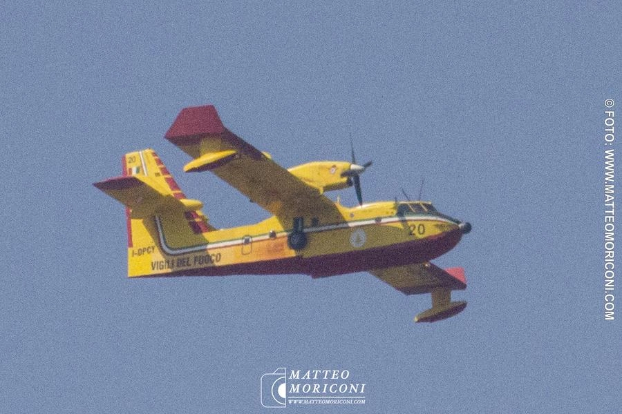 Il Canadair in azione (foto http://www.matteomoriconi.com)