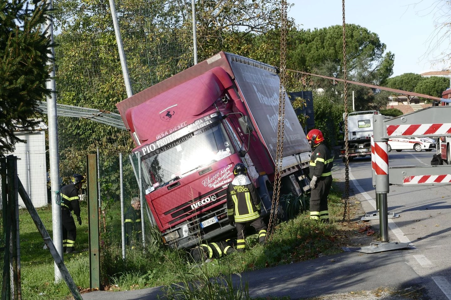 Il recupero del camion a Mezzana (foto Attalmi)