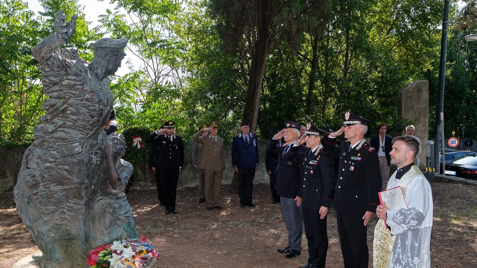 Il saluto militare all'eroe di Polidoro nella commemorazione di stamani Il saluto militare all'eroe di Polidoro nella commemorazione di stamani