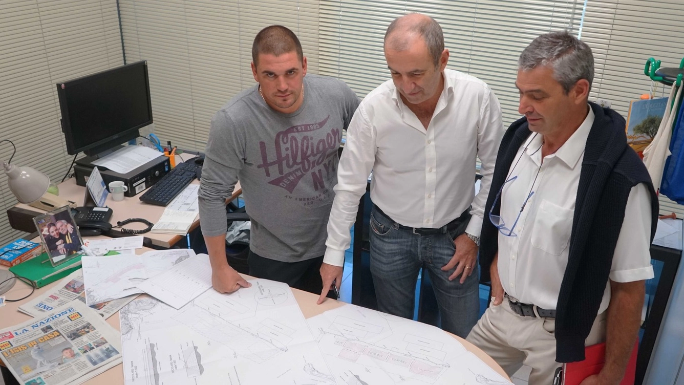 Da sinistra, Alessio Palla, Federico Pinza, Eugenio Boni mostrano i progetti presentati