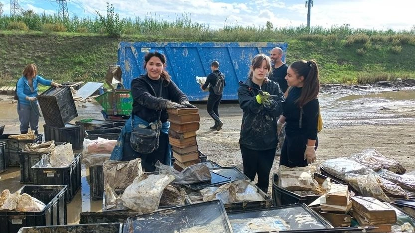 Alluvione, la memoria da salvare. Nel fango archivi storici e recenti Alluvione, la memoria da salvare. Nel fango archivi storici e recenti