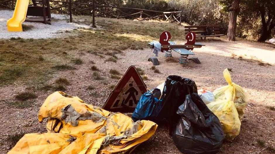 L’allarme Siringa usata nel parco dei bimbi. I genitori preoccupati ripuliscono l’area L’allarme Siringa usata nel parco dei bimbi. I genitori preoccupati ripuliscono l’area