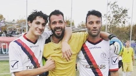 Gianluca Cionini (al centro) festeggia una vittoria con i compagni