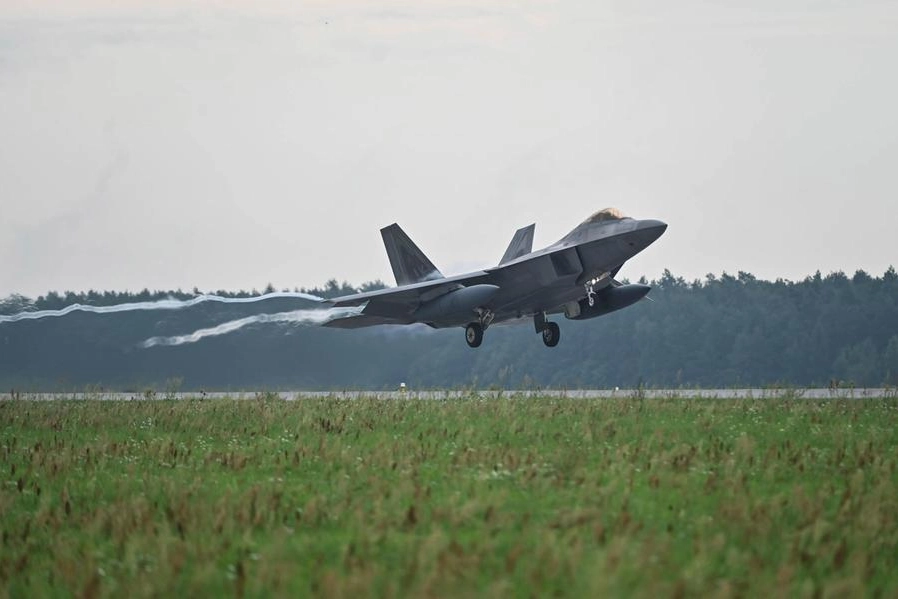 Lockheed Martin F-22 Raptor in una base militare statunitense in Polonia (Ansa)