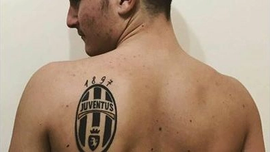 Il giovane di Bastia Umbra mostra il tatuaggio