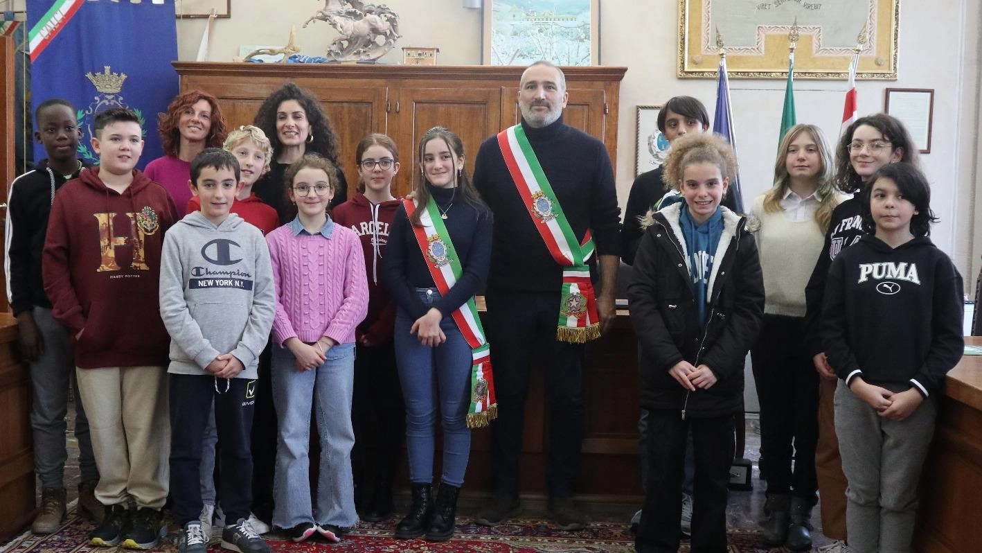 Festa della Toscana in Valgraziosa con l’insediamento della prima sindaca junior: è Irene Cascino dche ha ricevuto la fascia dal sindaco Ghimenti.