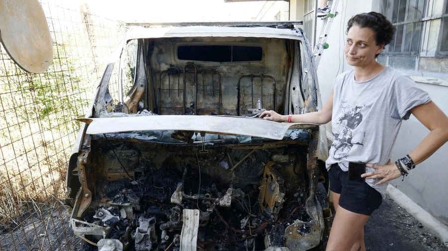 Francesca Squilloni e il furgone distrutto (foto Attalmi)