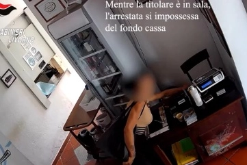 Uno dei furti ripresi dalle telecamere