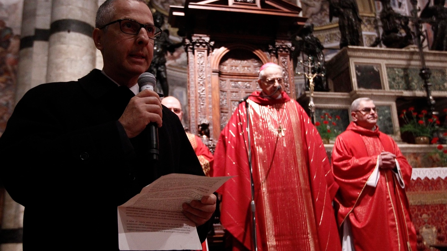 Il rettore del Magistrato con l'arcivescovo di Siena