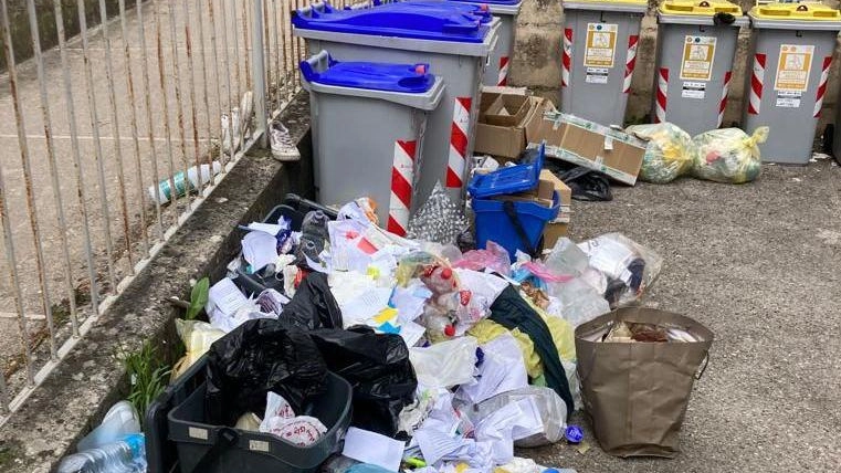 Rifiuti selvaggi Fontivegge invasa dalla spazzatura Rifiuti selvaggi Fontivegge invasa dalla spazzatura
