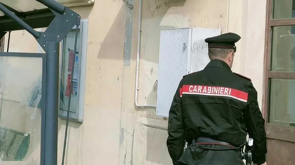 Ruba uno zaino Arrestato ed espulso Ruba uno zaino Arrestato ed espulso