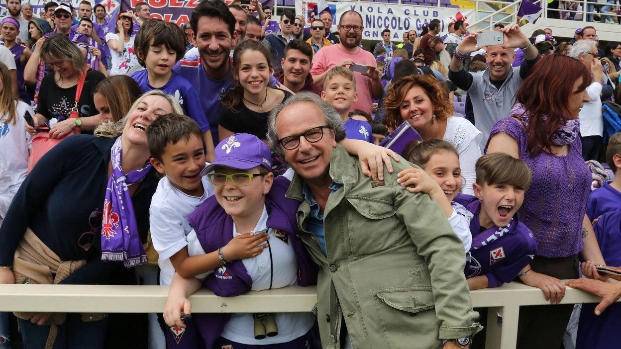 Il presidente viola, Andrea della Valle, circondato dai tifosi