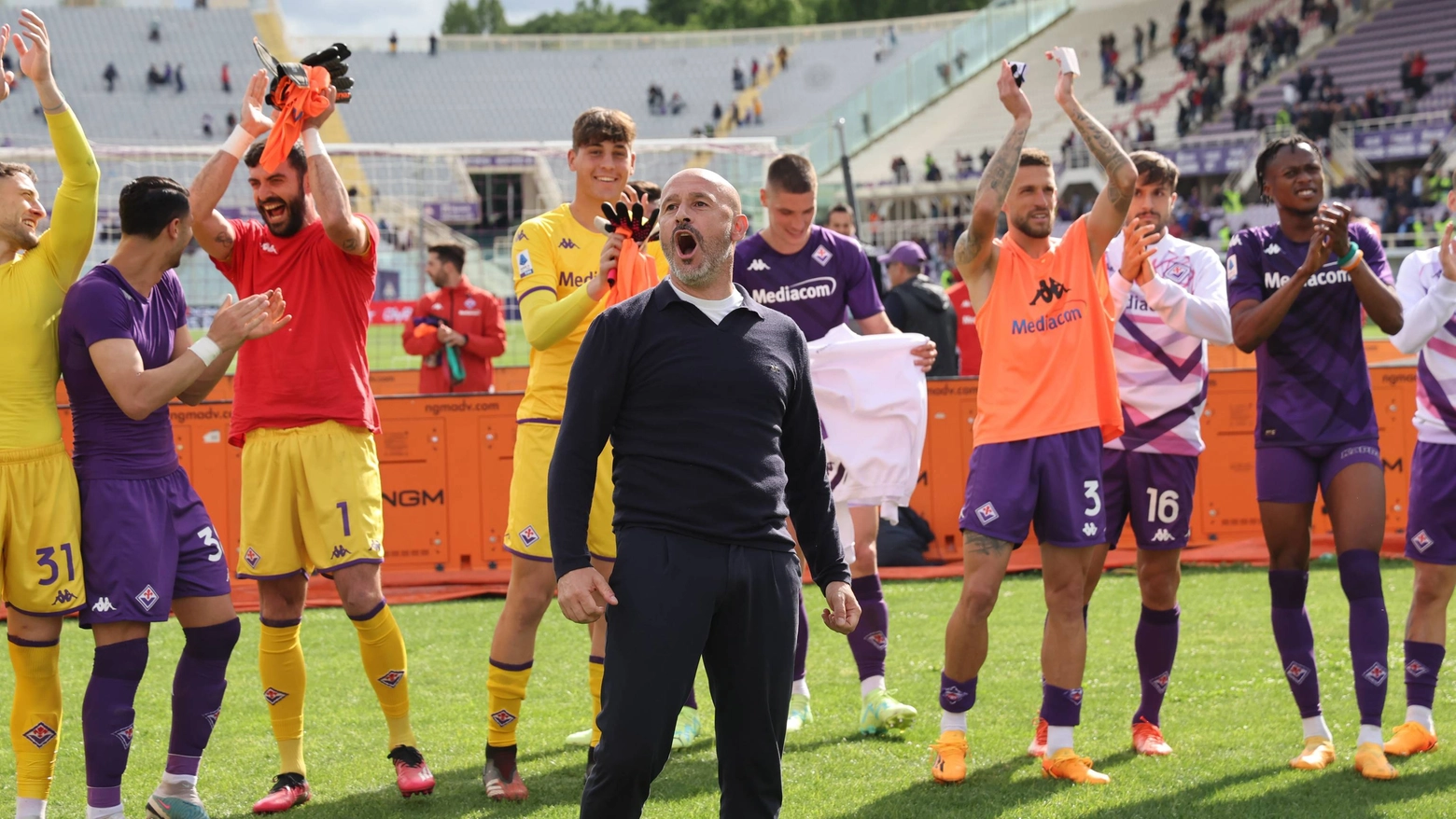 Italiano e la squadra esultano sotto la curva dopo la vittoria contro l'Udinese (Foto Germogli)