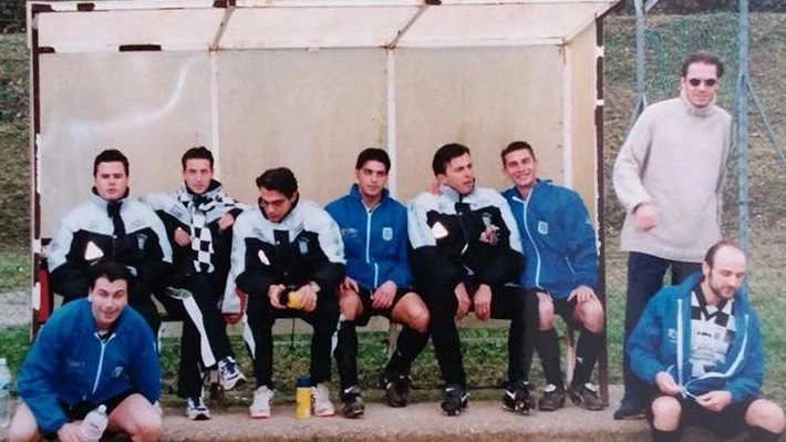 Massimiliano Alvini (a destra, in piedi) sulla panchina della Ferruzza amatori