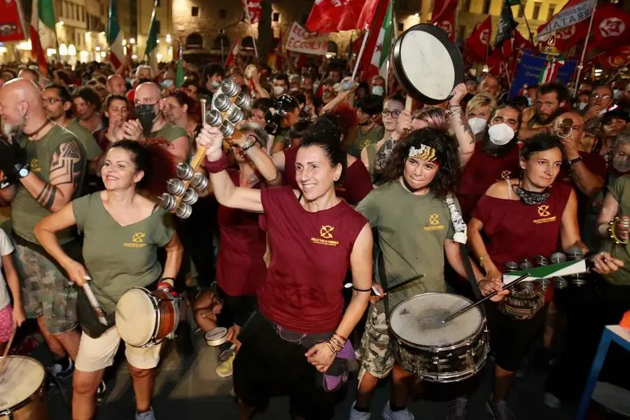 Gkn, in 3500 in piazza a Firenze. Nardella: "Draghi intervenga" / VIDEO / FOTO