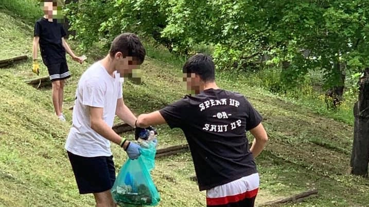 Angeli del verde in azione  I ragazzi del catechismo  puliscono il parco di Bacìo