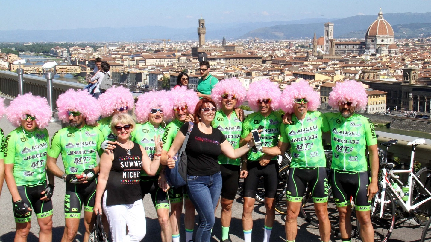 Giro d'Italia, amatori al Piazzale (foto Umberto Visintini/New Pressphoto)