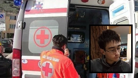 Un'ambulanza. Nel riquadro la vittima del pirata della strada