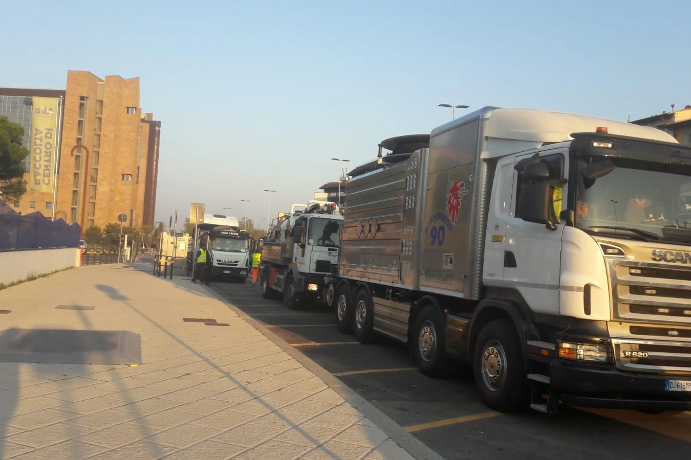 I camion degli spurghisti iniziano la protesta a Firenze